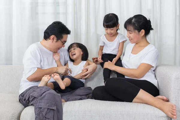 Щасливі азіатських китайські родини, сидячи на канапі в домашніх умовах — стокове фото