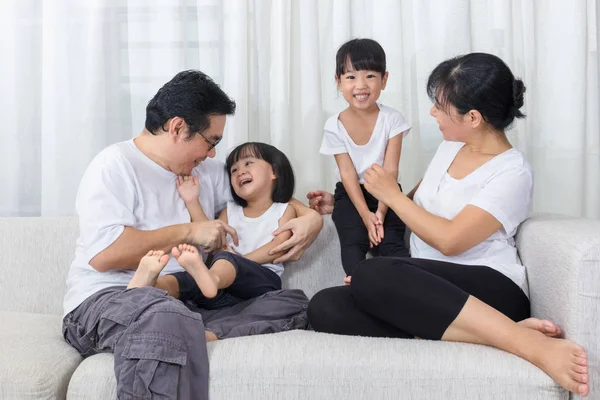Щасливі азіатських китайські родини, сидячи на канапі в домашніх умовах — стокове фото