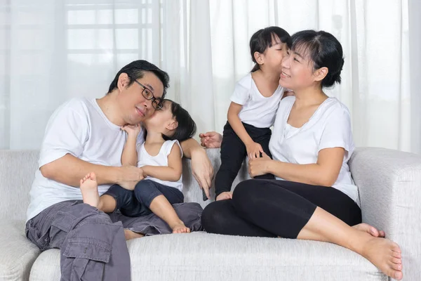 Gelukkig Aziatische Chinese familie zoenen op de Bank thuis — Stockfoto