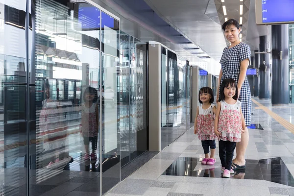 Asiatique chinois mère et filles en attente de transit à statio — Photo