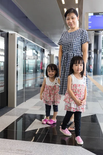 Asiatique chinois mère et filles en attente de transit à statio — Photo