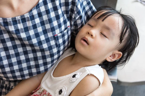 Asiatique chinois mère portant sommeil fille dans un MRT sta — Photo