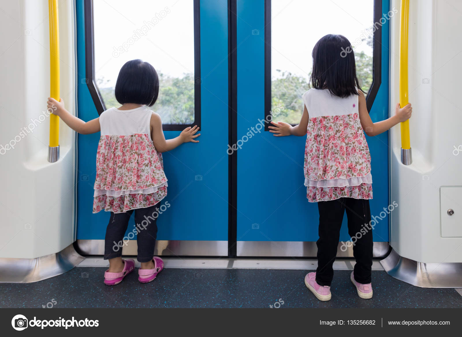 Asiática China Niña Dentro Tren Mirando Al Lado De La Ventana.