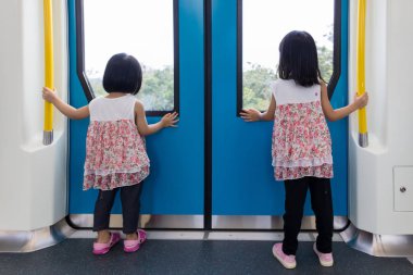 Pencerenin seyir tren içinde Asyalı Çinli küçük kız