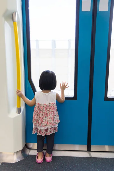 Asiática china niña dentro tren mirando al lado de la ventana — Foto de Stock
