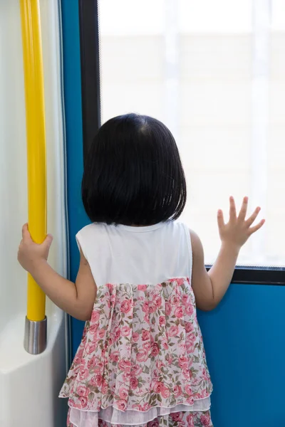 Pencerenin seyir tren içinde Asyalı Çinli küçük kız — Stok fotoğraf
