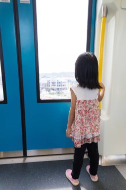 Pencerenin seyir tren içinde Asyalı Çinli küçük kız