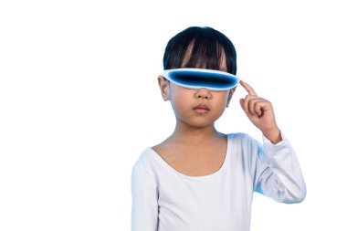 İzole içinde futuristik eyeglassses Asyalı Çinli küçük kız
