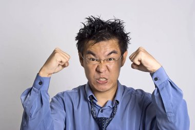 Kızgın yetişkin poz