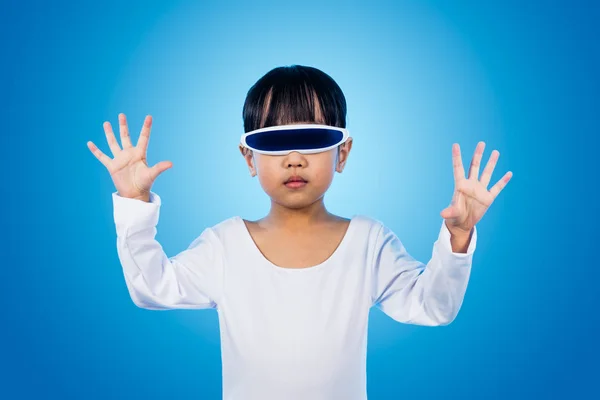 Asiática china niña con gafas futuristas en aislamiento — Foto de Stock