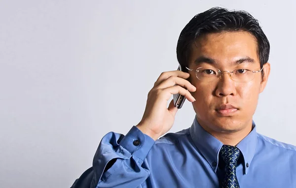 Asiático homem de negócios com telefone — Fotografia de Stock
