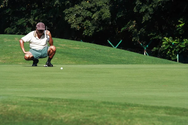 Golfer in Aktion — Stockfoto