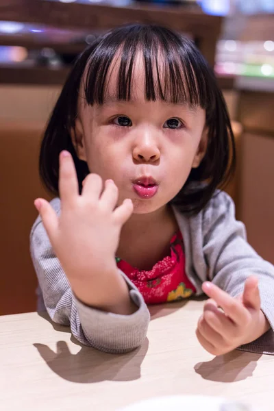 Asijská Čínská holčička jíst sushi japonská restaurace — Stock fotografie