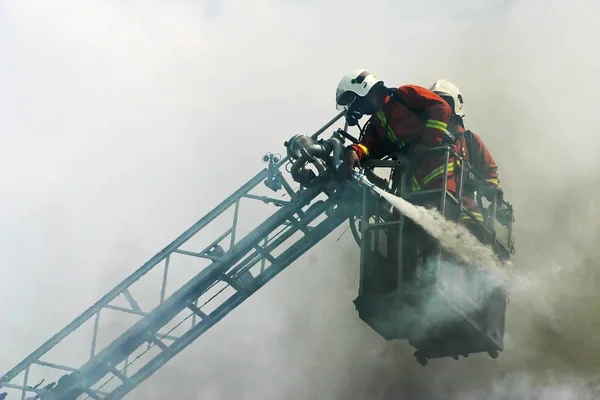 Pompieri al lavoro — Foto Stock