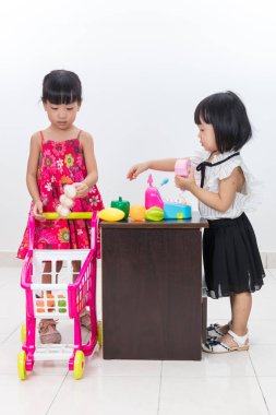 Müşteri ve kasiyer zekâ gibi davranarak Asyalı Çinli küçük kız