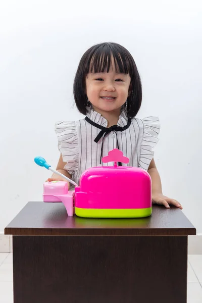 Feliz asiática china niña fingiendo como cajero con juguetes — Foto de Stock