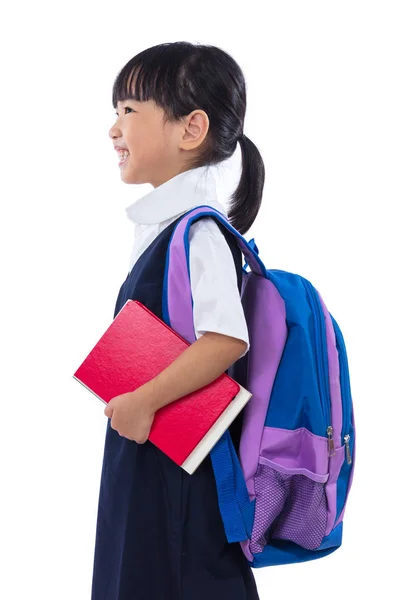 Asiatiska kinesiska liten grundskola flicka håller böcker med väska — Stockfoto