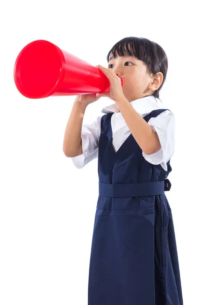 Asian Chinese little primary school girl holding retro megaphone — Stock Photo, Image