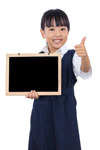 Asian Chinese little primary girl holding chalkboard with thumbs — Stock Photo, Image