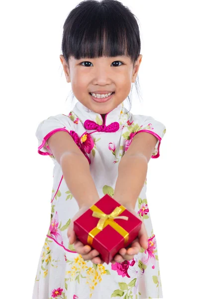 Asiática china niña usando cheongsam celebración caja de regalo — Foto de Stock