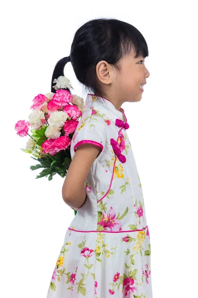 Asiatische chinesische kleines Mädchen trägt cheongsam halten Nelken f — Stockfoto