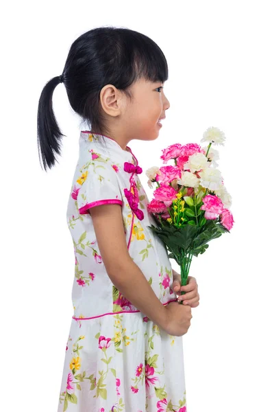 Asiática china niña usando cheongsam celebración claveles f — Foto de Stock