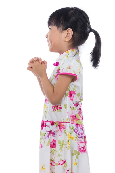 Asiatiska kinesiska lilla flicka klädd cheongsam med hälsning gestur — Stockfoto