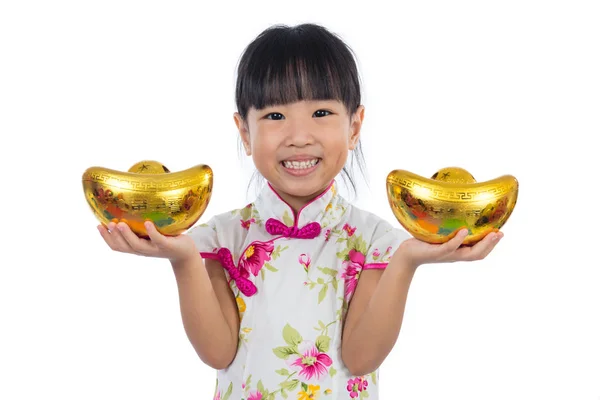 Asijské čínská holčička nosit cheongsam držení zlatých ingotů — Stock fotografie