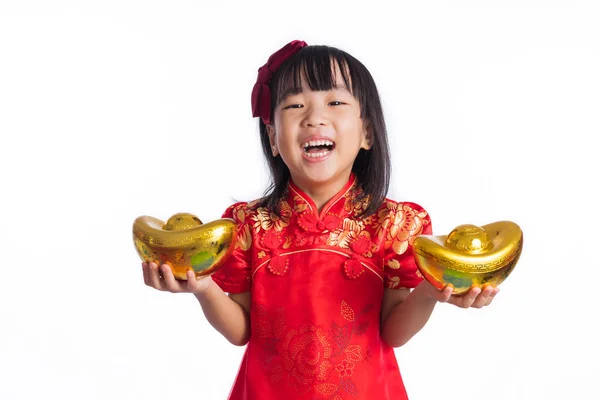 Happy asijské čínská málo nosit cheongsam a hospodářství zlato v — Stock fotografie