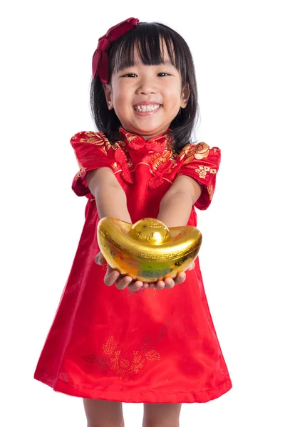Feliz asiático chino poco vistiendo cheongsam y celebración de oro en — Foto de Stock