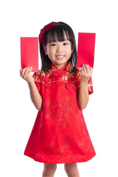 Feliz asiático chino poco vistiendo cheongsam y sosteniendo rojo env — Foto de Stock