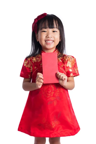 Feliz asiático chino poco vistiendo cheongsam y sosteniendo rojo env — Foto de Stock