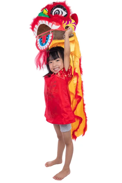 Leende asiatisk kinesisk liten flicka med Lion Dance kostym — Stockfoto