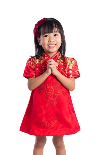 Asiático feliz chinês pouco vestindo cheongsam com saudação gestu — Fotografia de Stock