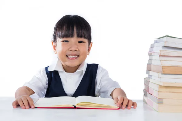 Lächelnd asiatisch chinesisch klein mädchen wearing school uniform studyin — Stockfoto