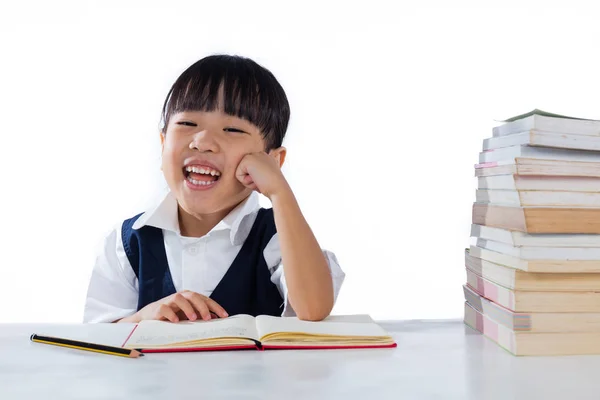 Lächelnd asiatisch chinesisch klein mädchen wearing school uniform studyin — Stockfoto