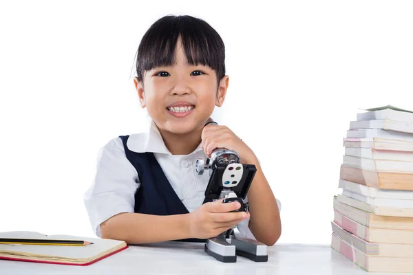 Asyalı Çinli küçük kız okul üniforması mikroskopla — Stok fotoğraf