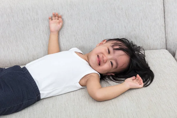 Asijská Čínská Holčička pláče na pohovce — Stock fotografie