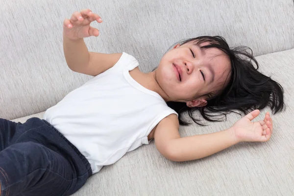 Asian Chinese little girl crying on the sofa — Stock Photo, Image