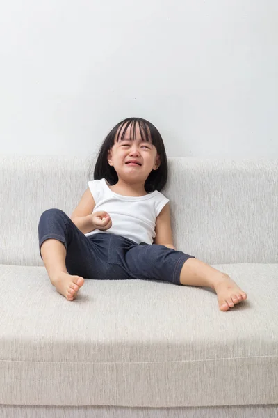 Asiatico cinese bambina seduta sul divano piangendo — Foto Stock