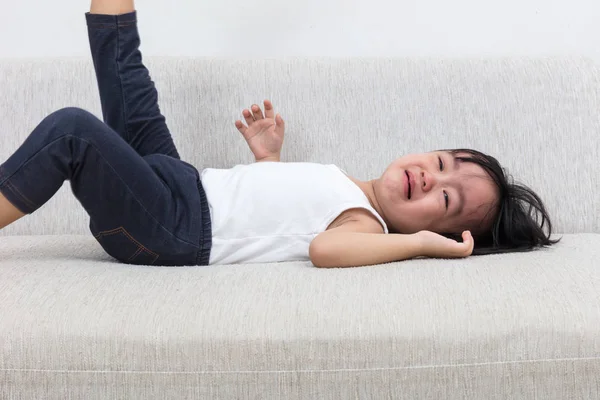 Asijská Čínská Holčička pláče na pohovce — Stock fotografie