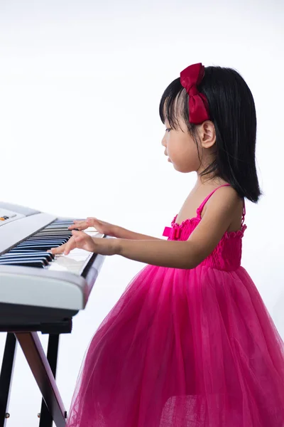 Asiático chino niña jugando eléctrico piano teclado —  Fotos de Stock