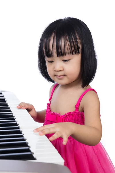 Asian Chinese little girl playing electric piano keyboard — Stock Photo, Image