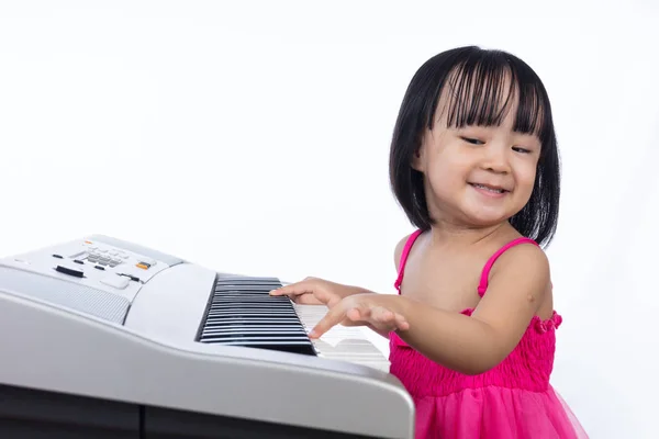 Mutlu Asyalı Çinli küçük kız elektrikli piyano klavye çalmaya — Stok fotoğraf