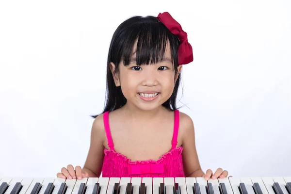 Feliz asiática china niña jugando teclado de piano eléctrico —  Fotos de Stock