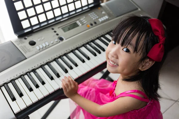Feliz asiática china niña jugando teclado de piano eléctrico —  Fotos de Stock