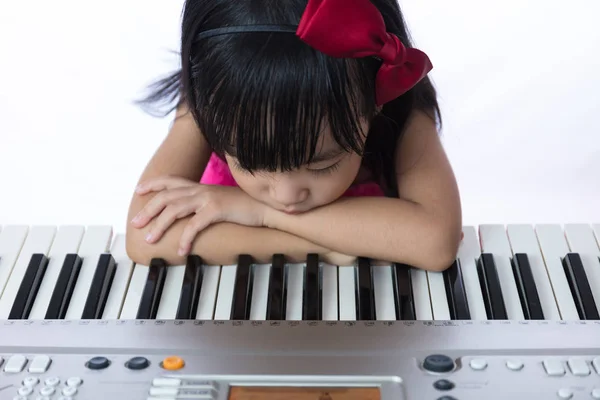 Nudne azjatycki chiński dziewczynka gra elektrycznego klawiatury fortepianu — Zdjęcie stockowe
