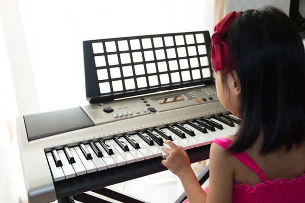 Azjatycki chiński dziewczynka gra elektrycznego klawiatury fortepianu — Zdjęcie stockowe