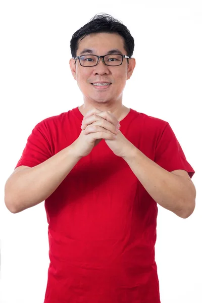 Asiático chinês homem vestindo vermelho camisa mostrando parabéns gestu — Fotografia de Stock