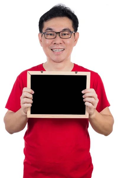 Feliz ásia chinês homem vestindo vermelho camisa segurando blackboard — Fotografia de Stock